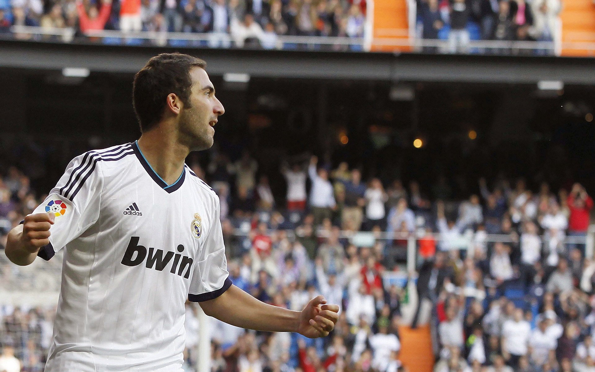 跨界狂欢！JackeyLove亮相酋长球场，电竞冠军引爆足球热议，JackeyLove梦幻联动阿森纳主场，电竞破圈引爆热议